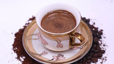 Kahve fincanda izole edilmiş beyaz arka plan