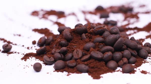 咖啡豆孤立的白色背景 — 图库照片
