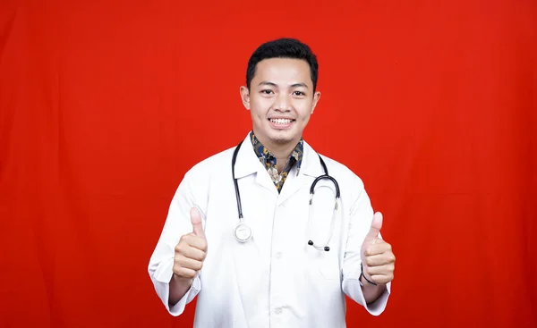 Ásia Masculino Médico Gesto Isolado Vermelho Fundo — Fotografia de Stock