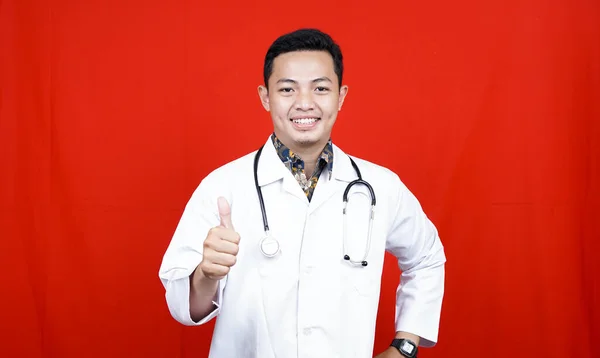 Asian Man Doctor Gest Isolerad Röd Bakgrund — Stockfoto