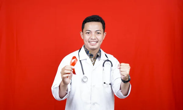 Médico Masculino Segurando Fita Ajudas Vermelhas Mão Mês Nacional Doadores — Fotografia de Stock