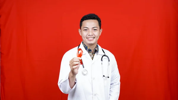 Médico Masculino Segurando Fita Ajudas Vermelhas Mão Mês Nacional Doadores — Fotografia de Stock