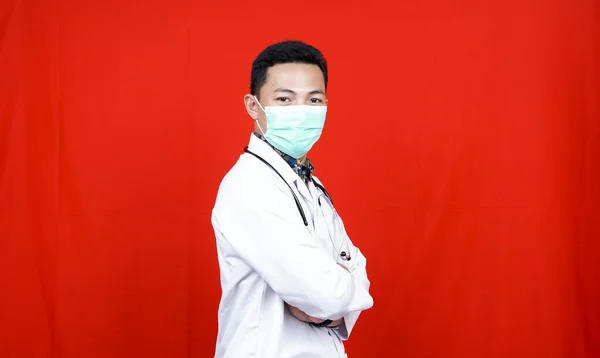 Uśmiechnięty Młody Lekarz Nosić Maskę Stetoskopem Szyi Płaszczu Medycznym Odizolowane — Zdjęcie stockowe