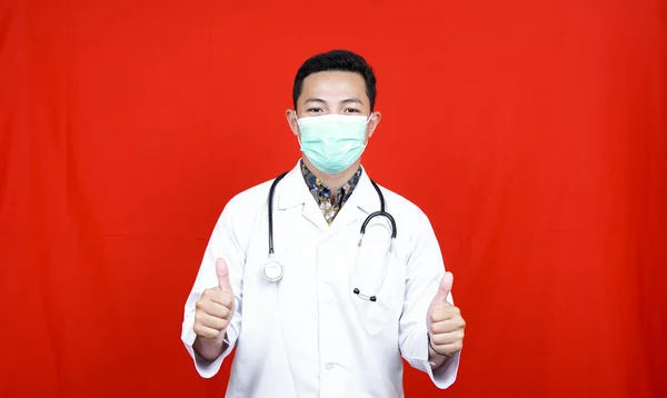 アジア男性医師着用マスクOkジェスチャー隔離された赤の背景 — ストック写真