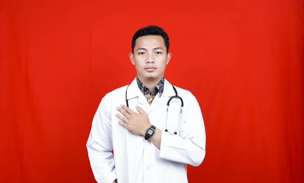 Asiático Médico Hombre Usando Médico Uniforme Aislado Fondo Sonriendo Con — Foto de Stock