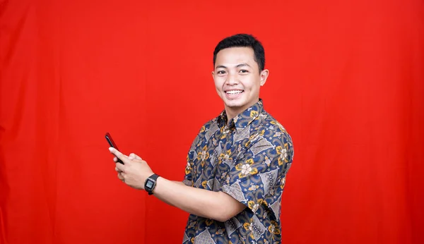 Asiatische Mann Aufgeregt Ausdruck Anzeigen Handy Mit Batik Kleiden — Stockfoto