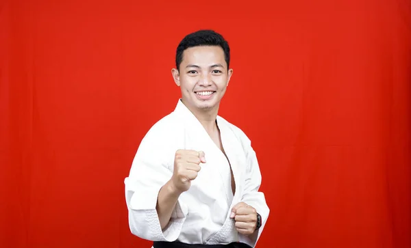 Asiatico Karate Uomo Combattimento Modalità Isolato Rosso Sfondo — Foto Stock