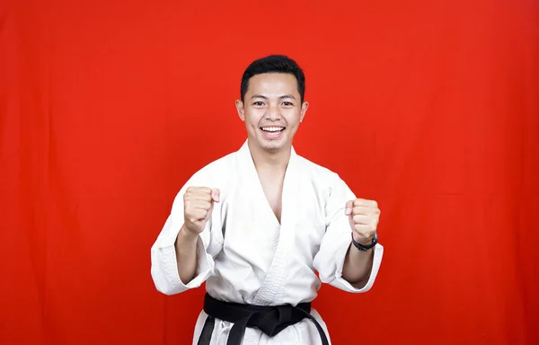 Asijský Muž Karate Kimono Nad Izolovaným Pozadím Slaví Překvapení Úžas — Stock fotografie