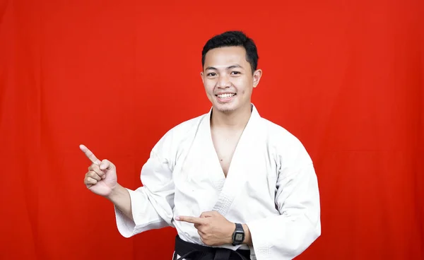 Azjata Noszący Kimono Karate Odosobnionym Tle Dużym Uśmiechem Twarzy Wskazując — Zdjęcie stockowe