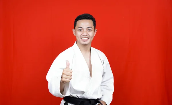 Hombre Asiático Vistiendo Uniforme Kimono Sobre Fondo Aislado Sonriendo Positivo — Foto de Stock