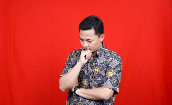 Asiatischer Mann Denkt Nach Und Bekommt Eine Idee Mit Batikkleidung — Stockfoto