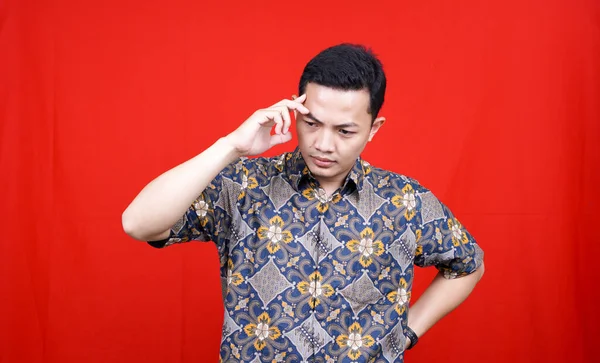 Asiatique Homme Penser Obtenir Certains Idée Avec Batik Vêtements — Photo