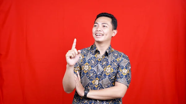 Orang Asia Berpikir Dan Mendapatkan Beberapa Ide Dengan Pakaian Batik — Stok Foto