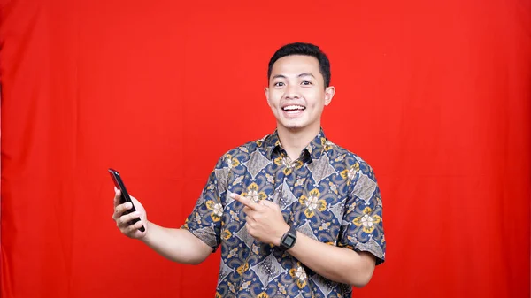 Asiático Homem Excitado Expressão Vista Celular Com Batik Clothe — Fotografia de Stock
