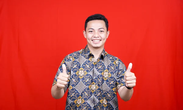 Ásia Homem Expressão Com Batik Roupas Estúdio Isolado Com Vermelho — Fotografia de Stock