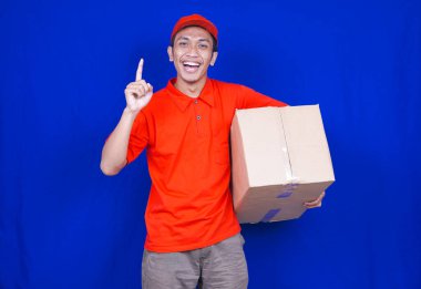 Teslimatçı düşünüyor ve mavi arka plan hakkında fikir ediniyor.