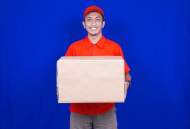 Teslimatçı teslimat kutusu müşteriye izole edilmiş mavi arka plan