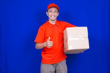 Kutulu teslimatçı ve tamam jest izole edilmiş mavi arka plan