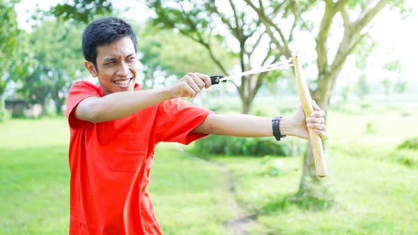 Asian Man Playing Slingshot Garden — Stock Photo, Image