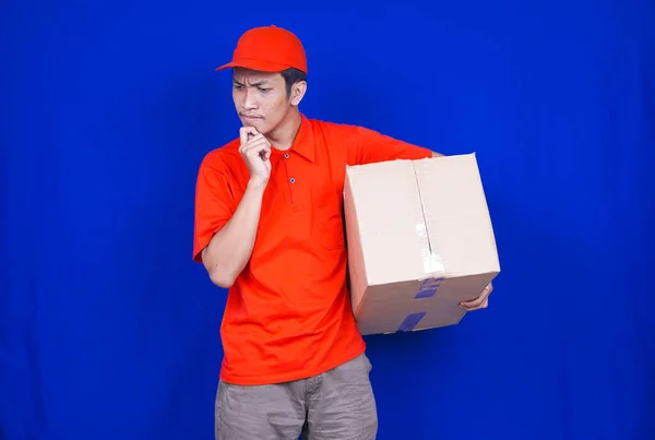 Delivery Man Gondolkodás Kap Ötlet Elszigetelt Kék Háttér — Stock Fotó