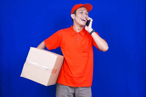 Delivery Man Hívás Elszigetelt Kék Háttér — Stock Fotó