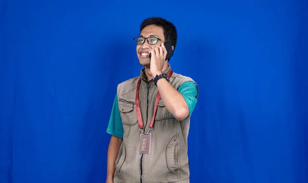 Asian Male Journalist Wear Vest Ready News Isolated Blue Background — Stock Photo, Image