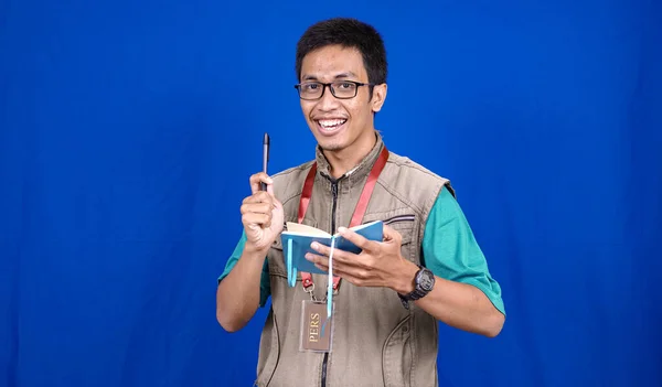 Asijské Muž Novinář Nosit Vestu Připravené Psaní Pro Zprávy Izolované — Stock fotografie