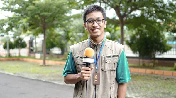 Asiatisk Manlig Journalist Bära Väst Och Redo För Nyheter — Stockfoto