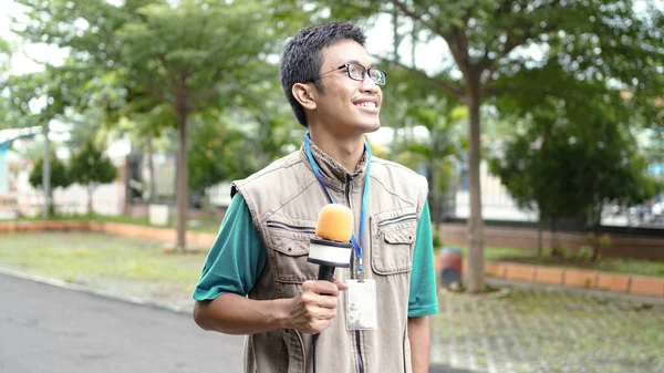 Asiatisk Manlig Journalist Bära Väst Och Redo För Nyheter — Stockfoto