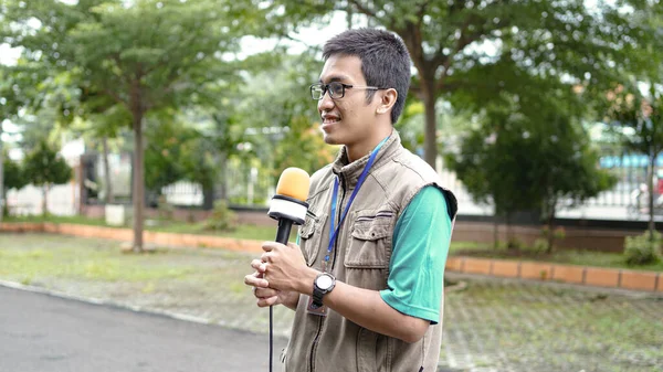 Asyalı Erkek Gazeteci Yelek Giyiyor Haberlere Hazır — Stok fotoğraf