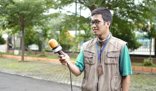 Asian Male Journalist Wear Vest Ready News — Stock Photo, Image