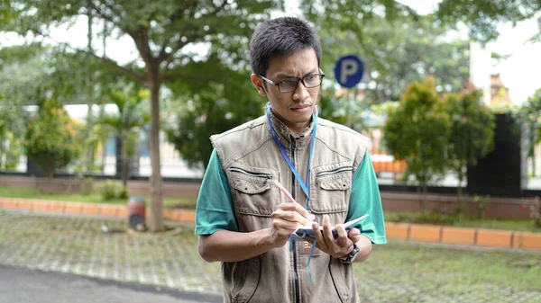 Aziatische Mannelijke Journalist Dragen Vest Klaar Schrijven Voor Nieuws — Stockfoto