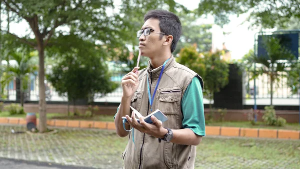 Ásia Masculino Jornalista Desgaste Colete Pronto Escrevendo Para Notícias — Fotografia de Stock