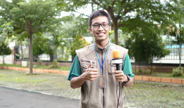 Asian Male Journalist Wear Vest Ready News Gesture — Stock Photo, Image