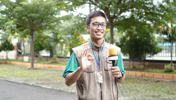 Asian Male Journalist Wear Vest Ready News Gesture — Stock Photo, Image