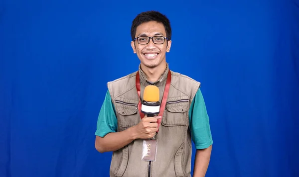 Asijské Muž Novinář Nosit Vestu Připraven Zprávy Izolované Modré Pozadí — Stock fotografie
