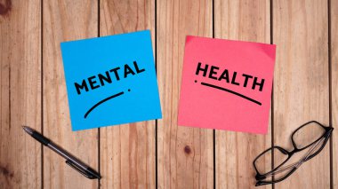 zihinsel ve sağlık tırnak işaretleri üst masadaki renkli kağıtlarda