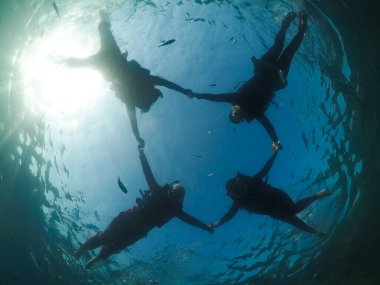 Şnorkelle yüzen daire pozitioin sualtı silueti