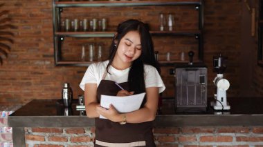 Menüyü tutan ve yazan Asyalı Kadınlar