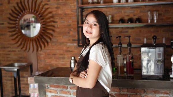 Senyum Barista Wanita Asia Melihat Kamera Kafe — Stok Foto