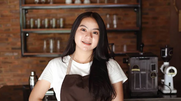 Mulher Asiática Barista Smilling Olhar Câmera Café — Fotografia de Stock