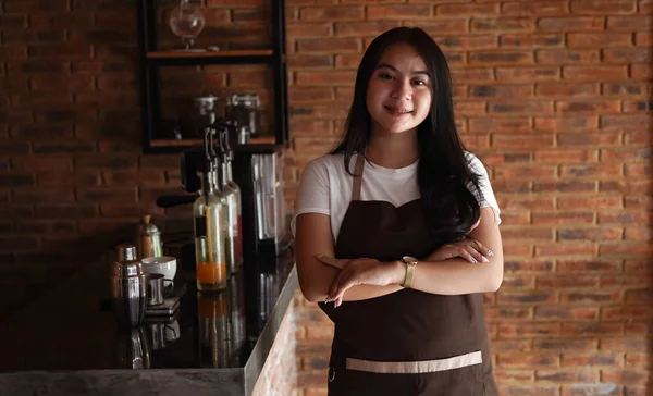 Asijské Žena Barista Smilling Pohled Kamera Kavárně — Stock fotografie