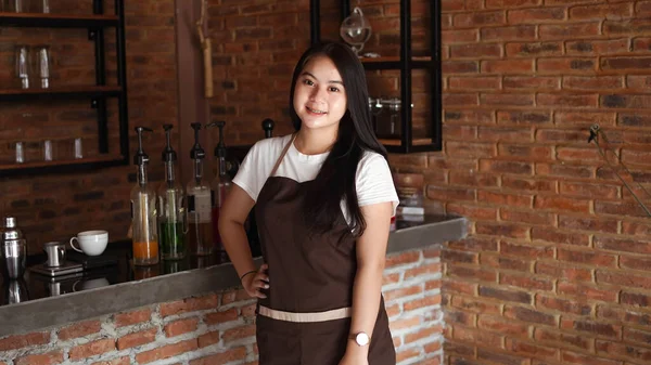 Azji Kobieta Barista Uśmiech Patrzeć Aparat Kawiarnia — Zdjęcie stockowe