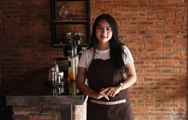 Asiática Mujer Barista Oliendo Mirada Cámara Café —  Fotos de Stock