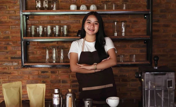 Asiatico Donna Barista Sorridente Sguardo Fotocamera Caffè — Foto Stock