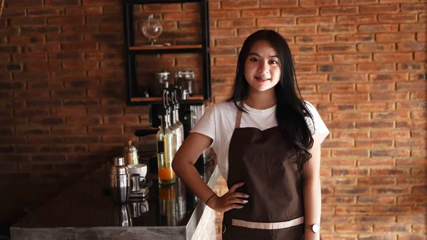 Asiática Mujer Barista Oliendo Mirada Cámara Café — Foto de Stock