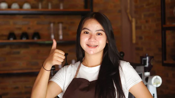 Joven Mujer Asiática Barista Usar Delantal Gesto —  Fotos de Stock