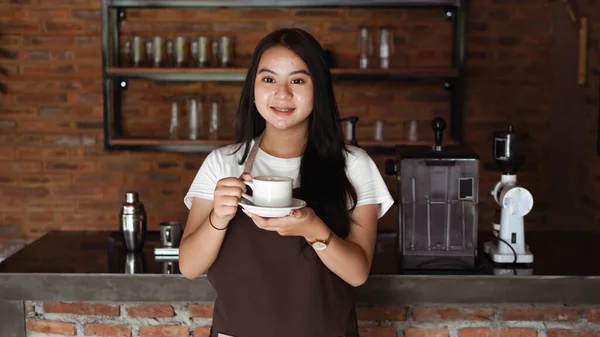 Ázsiai Nők Barista Mosolyog Keresi Kamera Kávézó Pult Barista Kezében — Stock Fotó