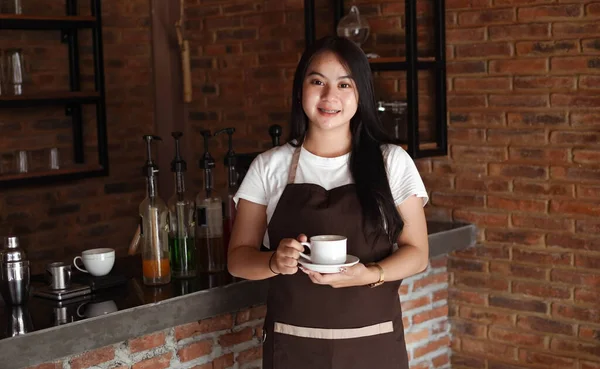 Aziatische Vrouwen Barista Glimlachend Kijkend Naar Camera Coffeeshop Teller Barista — Stockfoto