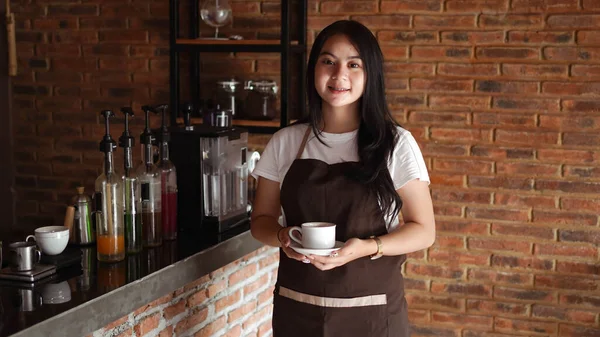 Aziatische Vrouwen Barista Glimlachend Kijkend Naar Camera Coffeeshop Teller Barista — Stockfoto